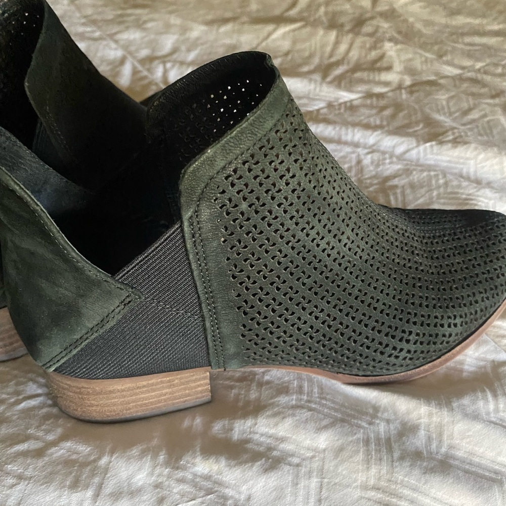 Vince Camuto size 8.5 low ankle boots suede